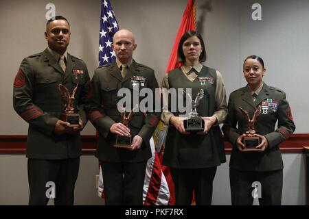 Von Links, US Marine Corps Staff Sgt. Roberto C. Jimenez, Staff Sergeant Calvin J. Phillips, Staff Sgt. Glauben M. Shipley, und Staff Sergeant Jackeline Calzada, Ausbilder zu Marine Corps Combat Service Support Schulen zugewiesen posieren für ein Gruppenfoto während der Ausbilder des Jahres Preisverleihung im Camp Johnson, N.C., August 6, 2018. Der Ausbilder des Jahres Zeremonie erkennt den Ausbildern, die nachhaltig die hervorragende Leistung in ihre didaktische Fähigkeiten bewiesen haben. Stockfoto