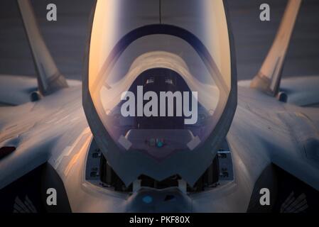 Die Sonne scheint auf einem Royal Australian Air Force F-35A Lightning II bei Luke Air Force Base, Ariz., Aug 6, 2018. Die erste Australische F-35 angekommen bei Luke AFB im Dezember 2014. Derzeit sechs australische F-35 sind auf der 61 Fighter Squadron, wo ihre Piloten neben US Air Force Piloten Zug zugeordnet. Stockfoto