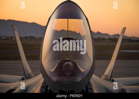 Royal Australian Air Force Wing Commander Darren Clare, australischen älteren nationalen Vertreter, sitzt in einem F-35 ein Lightning II bei Luke Air Force Base, Ariz., Aug 6, 2018. Die erste Australische F-35 angekommen bei Luke AFB im Dezember 2014. Derzeit sechs australische F-35 sind auf der 61 Fighter Squadron, wo ihre Piloten neben US Air Force Piloten Zug zugeordnet. Stockfoto