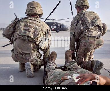 Raider Brigade Soldaten aus dem 4., 9. Bataillon der Infanterie Regiment, 1 Stryker Brigade Combat Team, 4 Infanterie Division, Durchführung von medevac Ausbildung im Osten Afghanistans. Soldaten sind bereit, die medizinische Versorgung zu jeder Zeit und an jedem Ort, 8. August 2018 zur Verfügung zu stellen. Stockfoto