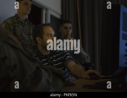 Calvin Reimold, Leiter der internen Informationen, die mit der US-Army Reserve Command Public Affairs Office beauftragt die Soldaten der im Broadcast Operations Detatchment im TV-Studio. Als broadcast Loslösung, die im der Armee finden Geschichte erzählt sowohl stateside und in einer bereitgestellten Umgebung durch video Produkte und Medien Moderation. Stockfoto