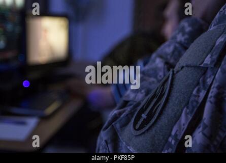 Us-Armee Soldaten mit der Buchen im Broadcast Operations Loslösung erhalten eine Ausbildung im Fernsehen studio Operationen am Fort McCoy, Wisconsin, Aug 8, 2018. Als broadcast Loslösung, die im der Armee finden Geschichte erzählt sowohl stateside und in einer bereitgestellten Umgebung durch video Produkte und Medien Moderation. Stockfoto