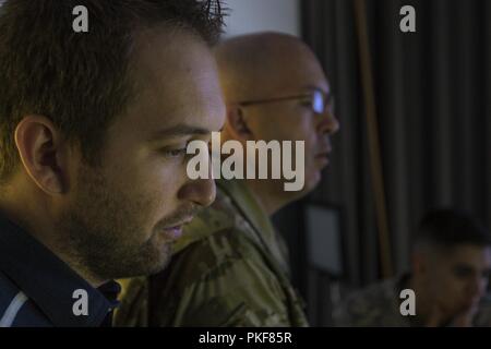 Calvin Reimold, Leiter der internen Informationen, die mit der US-Army Reserve Command Public Affairs Office beauftragt die Soldaten der im Broadcast Operations Detatchment im TV-Studio. Als broadcast Loslösung, die im der Armee finden Geschichte erzählt sowohl stateside und in einer bereitgestellten Umgebung durch video Produkte und Medien Moderation. Stockfoto