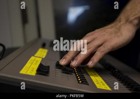 Us-Armee Soldaten mit der Buchen im Broadcast Operations Loslösung erhalten eine Ausbildung im Fernsehen studio Operationen am Fort McCoy, Wisconsin, Aug 8, 2018. Als broadcast Loslösung, die im der Armee finden Geschichte erzählt sowohl stateside und in einer bereitgestellten Umgebung durch video Produkte und Medien Moderation. Stockfoto