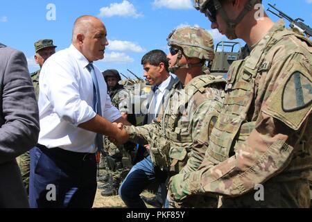 Bulgarische Ministerpräsident Bojko Borissow begrüßt US-Armee Sgt. Jose Solis, Killeen, Texas Eingeborener zu Alpha Company, 2nd Battalion, 5th Cavalry Regiment, 1st Armored Brigade Combat Team, 1.Kavallerie Division, bei der Abschlussfeier für Übung Platin Lion 2018 zugewiesen, eine jährliche Übung, fördert die regionale Stabilität und baut dauerhafte Beziehungen mit Partnerstaaten, Novo Selo, Bulgarien, 9. August 2018. Diese Übung ist zur Unterstützung der Atlantischen lösen, ein bleibendes Training übung zwischen der NATO und der US-Streitkräfte. Stockfoto