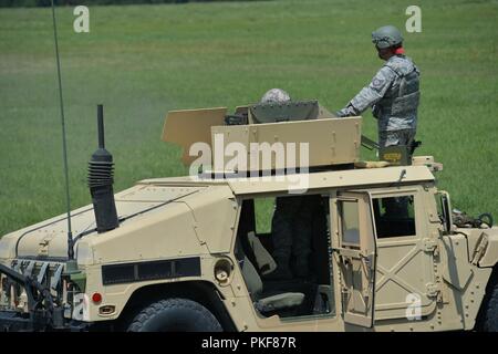 Eine Sicherheitskräfte Fachmann mit der 155 Sicherheitskräfte Squadron, feuert eine M240B Maschinengewehr aus einem High Mobility Multipurpose Radfahrzeug (Hmmwv) Aug 7, 2018, in der Army National Guard Greenlief Training Website, in der Nähe von Hastings, Nebraska. Stockfoto