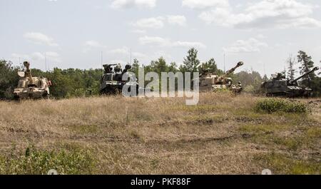 CAMP ÄSCHE, mich Soldaten zu Batterie B zugeordnet sind, 1.BATAILLON, 201St Field Artillery, West Virginia Army National Guard, Bühne M 109 A 7 Haubitzen während der Übung Northern Strike im Camp Äsche, Mich., Nov. 8, 2018. Die 201St FA ist die Bereitstellung von Fire Support Operationen während der gemeinsamen multinationalen kombinierte Waffen live Fire Training. Stockfoto