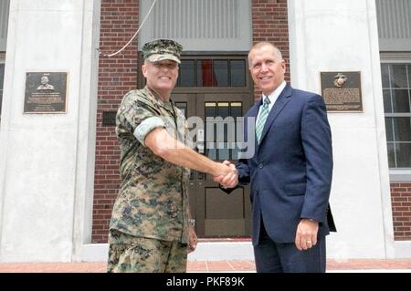 Oberst Michael Scalise, stellvertretender Kommandant, Marine Corps Installationen Ost, Marine Corps Base Camp Lejeune, begrüßt die Senate Armed Services Committee Thom Tillis, Senator von Nord-Carolina, wie er bei John A. Lejeune Halle kommt auf MCB Camp Lejeune, Aug 6. Tillis besuchte auch Naval Medical Center Camp Lejeune und in eine Diskussion am runden Tisch mit älteren Soldaten Marines und Ehegatten vor Touren auf-Gehäuse Base teilgenommen. "Es ist grossartig, Sen. Thom Tillis kommen zu lassen, um zu sehen, was wir hier in Camp Lejeune", sagte Scalise. "Wenn das Gespräch mit dem Ehepartner von unseren Mitarbeitern Unteroffiziere h Stockfoto