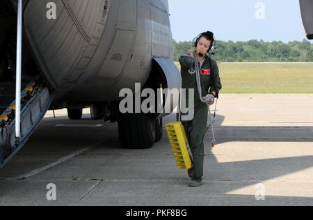 Senior Airman Caitlin Mills, ein lademeister in die 165 Airlift Wing, aus Savannah, Georgia, schleppt ein Rad blockiert, die auf der C-130 Flugzeugen, die an die Äsche Army Air Field am 8. August 2018 gelandet waren verwendet wurde. Die 165 Luftbrücke Flügel waren am Flugplatz in Grayling, Michigan helfen der 197th Field Artillery Brigade Headquarters, zentrale Batterie aus Manchester, New Hampshire, die Teilnehmenden in Northern Strike 18 dieses Jahr. Die Luftbrücke Flügel waren die Unterstützung der Feuerwehr durch sinnvolle Bewegung ihrer Haubitzen über schwieriges Gelände. Northern Strike 18, ein Stockfoto