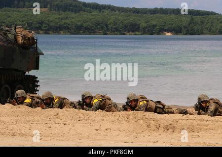 CAMP ÄSCHE, mich Marines der Firma A, 4 Assault Amphibian Battalion, 4th Marine Division, U.S. Marine Corps Kräfte finden, Norfolk, Virginia, bieten Sicherheit bei Amphibisches Ausbildung auf dem Margrethe in Camp Äsche, mich auf August 9, 2018. Marines beteiligen sich im Norden schlagen, ein multi-Zweig, gemeinsame Multinationale kombinierte Waffen live Fire Training. Stockfoto