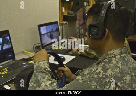 Armee Reservisten Sgt. Cheng Thoa, Links, und Sgt. Shawn Christensen mit dem 353 Transportunternehmen aus Buffalo, Minnesota Praxis Konvoi Operationen auf einem Virtual battlespace Simulator auf Fort McCoy, Wisconsin 12.08.7. Stockfoto