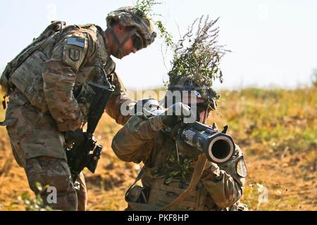 Us-Armee Sgt. Tomas Dejesusperez, einem truppführer zu Alpha Company, 2nd Battalion, 5th Cavalry Regiment, 1st Armored Brigade Combat Team, 1.Kavallerie Division, verwendet eine Ausbildung bei 4 Armee Pvt zu unterrichten. Kyle Grimes, wie ein bei 4, einer 84-mm-freie, portable, single-shot Rückstoßfreie smoothbore Waffe, während der Übung Platin Löwe, eine jährliche Übung, fördert die regionale Stabilität und baut dauerhafte Beziehungen mit Partnerstaaten, bei der Abschlussfeier, Novo Selo, Bulgarien, 8. August 2018. Diese Übung ist zur Unterstützung der Atlantischen lösen, ein bleibendes Training". Stockfoto