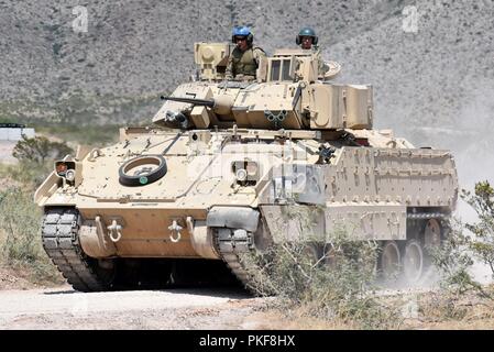 Eine M2A3 Bradley Fighting Fahrzeugbesatzung Köpfe auf der Strecke während Schießwesen Ausbildung an der Doña Ana Bereich Komplexe, N.M., Aug 3, 2018. Stockfoto