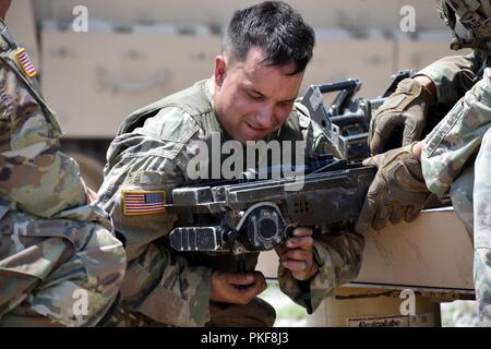 Pfc. Christopher Morrissey, auf die 2.Staffel, 13 Kavallerie, 3. gepanzerte Brigade Combat Team, 1st Armored Division, arbeitet an der M242 Bushmaster 25mm Chain Gun Teil der Schießwesen schießwesen Fähigkeiten während der Ausbildung an der Doña Ana Bereich Komplexe, N.M., Aug 3, 2018. Stockfoto