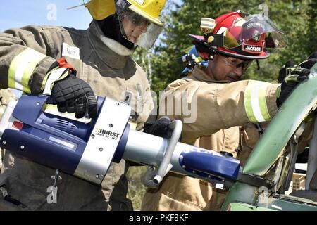 Feuerwehrleute aus Alpena Combat Readiness Training Center, Michigan, 180 Fighter Wing, Toledo, Ohio, der Estnischen Luftwaffe und bulgarischen Luftwaffe durch Extraktion Übungen an carmeuse Calcit Steinbruch, Rogers City, Mich., Nov. 9, 2018. Diese Schulung liefert Methoden Personal zu extrahieren oder Brand bei einem Crash. Northern Strike18 ist ein National Guard Bureau - geförderte Übung vereint Service Mitglieder aus vielen Staaten, mehrere Filialen und eine Reihe von Koalition Ländern während der ersten drei Wochen im August 2018 im Camp Äsche gemeinsame Manöver Training Center und die Al Stockfoto