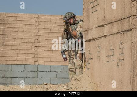 In FORT IRWIN, Kalifornien - Blackhorse Troopers vom 11 Armored Cavalry Regiment Umfrage die Straßen von Razish, National Training Center, für eingehende angreifen Elemente der Pennsylvania National Guard, 56 Stryker Brigade Combat Team, 28 Infanterie Division, 8. August 2018. Diese Phase des Kampfes gegen die Fähigkeit der Unabhängigkeit Brigade zu erfassen und einem städtischen Ziel behalten, gegen eine in der Nähe von-peer Gegner. Stockfoto