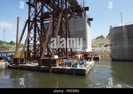 Die US-Armee Korps der Ingenieure Nashville und dessen Auftragnehmer partner Johnson Brothers eine 1,3 Millionen Pfund Rohbau in Position Aug 6, 2018 auf der Riverbed am hinteren Ende des Kentucky Sperren, wo es Teil einer Truhe Dam und schließlich zu einem festen Bestandteil der neuen lock Wand für das Kentucky Lock hinaus Projekt sein. Es ist das erste von 10 Schalen, die im Laufe des nächsten Jahres gestellt werden. Die Sperre ist bei Kentucky Dam, der Tennessee Valley Authority Projekt am Tennessee River 22,4 1,6 km entfernt. Stockfoto