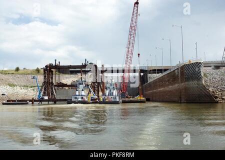 Die US-Armee Korps der Ingenieure Nashville und dessen Auftragnehmer partner Johnson Brothers eine 1,3 Millionen Pfund Rohbau in Position Aug 6, 2018 auf der Riverbed am hinteren Ende des Kentucky Sperren, wo es Teil einer Truhe Dam und schließlich zu einem festen Bestandteil der neuen lock Wand für das Kentucky Lock hinaus Projekt sein. Es ist das erste von 10 Schalen, die im Laufe des nächsten Jahres gestellt werden. Die Sperre ist bei Kentucky Dam, der Tennessee Valley Authority Projekt am Tennessee River 22,4 1,6 km entfernt. Stockfoto