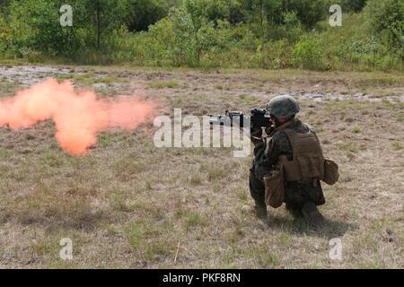 Ein Marine von Firma K, 3.Bataillon, 25 Marine Regiment, Brook Park, Ohio, feuert eine Rauch Granate aus einem M203 Granatwerfer. Marines durchgeführten Schulungen im Camp Äsche, mich auf August 7, 2018 als Teil der Nördlichen Streik, eine gemeinsame Multinationale kombinierte Waffen live Fire Training. Stockfoto