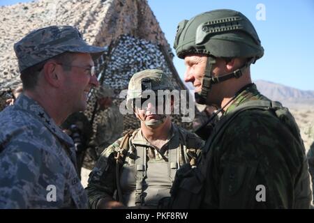 Gen. Joseph Lengyel, Chief, National Guard Bureau erfüllt Maj. Aurelijus Neifaltas, Bataillon Stabschef, Bügeleisen Wolf Brigade, die von der litauischen Streitkräfte Aug 6 am National Training Center, Fort Irwin, Calif. Oberst Marc Ferraro, 28 Infanterie Division hinten detachment Commander, 56 Stryker Brigade Combat Team (Mitte) koordiniert die Sitzung. Stockfoto