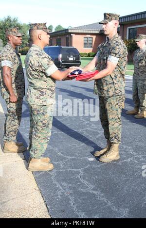 Master Sgt. Brian Allen ist offiziell Auflegen seiner Uniform nach 21 Jahren in der Marine Corps. Allens Ruhestand Bildung fand an Bord Marine Corps Logistikstandort Albany, August 9. Er war der Navy Commendation Medal für die Supply Officer/Assistant branch Kopf servieren ausgezeichnet, Garnison Versorgung Zweig, logistische Unterstützung, auf mclb Albany ab 12.08.2015-12.08.2018. Stockfoto