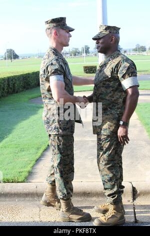 Master Sgt. Brian Allen ist offiziell Auflegen seiner Uniform nach 21 Jahren in der Marine Corps. Allens Ruhestand Bildung fand an Bord Marine Corps Logistikstandort Albany, August 9. Er war der Navy Commendation Medal für die Supply Officer/Assistant branch Kopf servieren ausgezeichnet, Garnison Versorgung Zweig, logistische Unterstützung, auf mclb Albany ab 12.08.2015-12.08.2018. Stockfoto