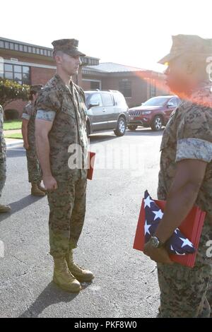 Master Sgt. Brian Allen ist offiziell Auflegen seiner Uniform nach 21 Jahren in der Marine Corps. Allens Ruhestand Bildung fand an Bord Marine Corps Logistikstandort Albany, August 9. Er war der Navy Commendation Medal für die Supply Officer/Assistant branch Kopf servieren ausgezeichnet, Garnison Versorgung Zweig, logistische Unterstützung, auf mclb Albany ab 12.08.2015-12.08.2018. Stockfoto