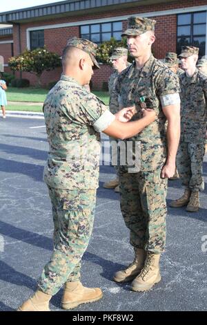 Master Sgt. Brian Allen ist offiziell Auflegen seiner Uniform nach 21 Jahren in der Marine Corps. Allens Ruhestand Bildung fand an Bord Marine Corps Logistikstandort Albany, August 9. Er war der Navy Commendation Medal für die Supply Officer/Assistant branch Kopf servieren ausgezeichnet, Garnison Versorgung Zweig, logistische Unterstützung, auf mclb Albany ab 12.08.2015-12.08.2018. Stockfoto