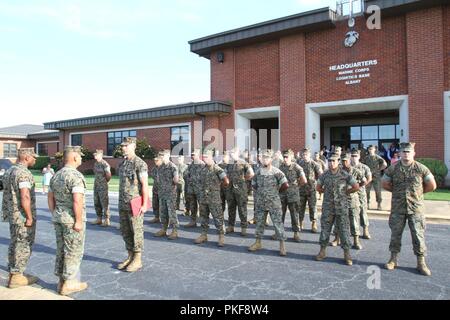 Master Sgt. Brian Allen ist offiziell Auflegen seiner Uniform nach 21 Jahren in der Marine Corps. Allens Ruhestand Bildung fand an Bord Marine Corps Logistikstandort Albany, August 9. Er war der Navy Commendation Medal für die Supply Officer/Assistant branch Kopf servieren ausgezeichnet, Garnison Versorgung Zweig, logistische Unterstützung, auf mclb Albany ab 12.08.2015-12.08.2018. Stockfoto