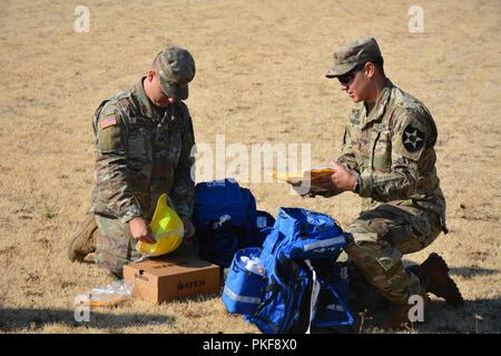 Soldaten aus 14 Brigade Engineer Battalion, 2nd Stryker Brigade Combat Team zusammenbauen ihre Brandbekämpfung Schutzausrüstung für ihre bevorstehenden Brandbekämpfung mission Unterstützung der National Interagency Fire Center bei der Unterdrückung der Waldbrände im Westen der USA, Nov. 9, 2018: Joint Base Lewis-McChord. Stockfoto