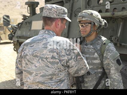 Gen. Joseph Lengyel, Chief, National Guard Bureau, fördert Spc. Kevin Washington, einen Beobachter mit Hauptsitz und Sitz der Firma, 56 Stryker Brigade Combat Team, 28 Infanterie Division, Pennsylvania Army National Guard und ein Chichester, Pa native, Aug 7. Lengyel besucht Soldaten mit der 56 SBCT während ihrer Drehung 18-09 an der National Training Center, Fort Irwin, Ca. Stockfoto