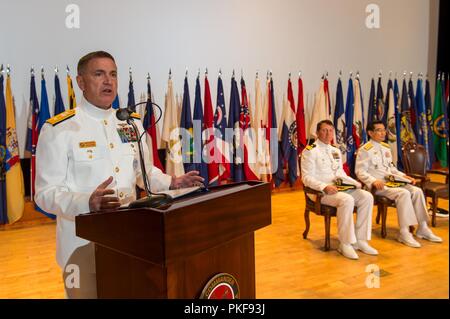 BUSAN, Republik Korea (3. August 2018) - Hintere Adm. Michael E. Boyle, Commander, U.S. Naval Forces Korea (CNFK) bietet einleitenden Bemerkungen als Gastredner bei einer Pensionierung Zeremonie für Cmdr. Rodney J. Norton an der Republik Korea Flotte Hauptquartier. Norton, der als CNFK's flag Sekretär und admin Abteilung stellvertretender Stabschef, zog sich nach 35 Jahren im Dienst der US-Marine diente. Stockfoto