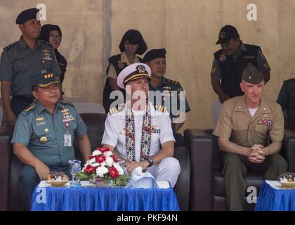 JAKARTA, Indonesien (Aug. 10, 2018) - Cmdr. Robert Tryon, kommandierender Offizier der Whidbey Island-Klasse dock Landung Schiff USS Rushmore (LSD 47), sitzt mit Marine Oberstleutnant Ryan Hatfield, Kommandeur der Truppen der Bekämpfung der Logistik Bataillons 13, und die indonesische Marine Führung bei der Begrüßungszeremonie für die Zusammenarbeit und die Bereitschaft, flott Ausbildung (Karat) 2018 in Jakarta, Indonesien. CARAT Indonesien, in seiner 24. Iteration, ist entworfen, um die gemeinsame Nutzung von Informationen und die Koordination zu verbessern, baut gegenseitige warfighting Capability und Support langfristige regionale Zusammenarbeit für beide Partner Streitkräfte zu Oper Stockfoto