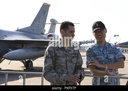 Us Air Force Senior Airman Nathaniel Lott, 80 Aircraft Maintenance Unit Crew Chief, Gespräche zu einer Republik Singapur Air Force Mitglied während der Pitch Black Tag der offenen Tür 2018 auf der Royal Australian Air Force Base Darwin, Australien, Nov. 4, 2018. Menschen aus ganz Australien reiste eine offene statische Darstellung von Flugzeugen aus 16 verschiedenen Ländern, die an der übung Pitch Black 18 zu besuchen. Stockfoto