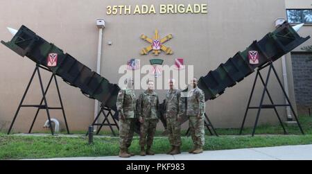 Brigadier General Michael T. Morrissey und Command Sgt. Maj. Eric R. McCray, Commander und Command Sergeant Major, der 94Th Army Air und Raketenabwehr Befehl, besuchte 35th Air Defense Artillery Brigade, August 8-10, die Brigade Kommando Mannschaft zu treffen und einen Blick auf die Operationen der Einheit. Morrissey und McCray besucht auch den Befehl team und Soldaten von 6-52 Air Defense Artillery Battalion, 35th ADA, in Suwon Air Base und Lager Humphreys während Ihrer dreitägigen Besuch in Südkorea. Morrissey das Kommando 26. Juli; McCray übernahm am 26. Juni. McCray serviert. Stockfoto