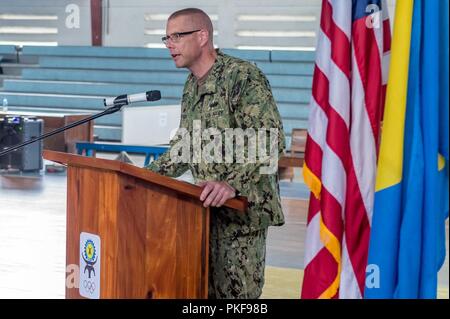 KOROR, Palau (Aug. 10, 2018) Kapitän Steven Stasick, Commodore 30 Schiffbau Regiment, gibt Erläuterungen während der Civic Action Team (CAT) Palau ändern kostenlos Zeremonie. Während der Zeremonie, Armee Katze 84-05 wurde von der US Air Force CAT 36c entlastet. Der Civic Action Team Palau bietet Bau. wird an den Host Nation, Vorlagen und Lehrlinge mit General Engineering Fähigkeiten, ermöglicht eine Medical Outreach Programm und führt Community Service Projekte. Stockfoto