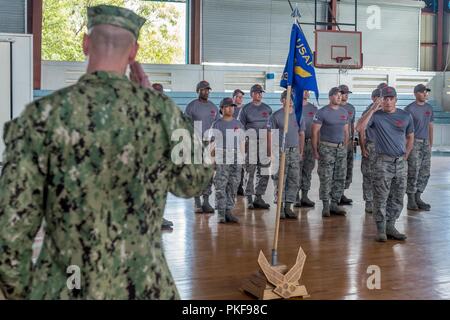 KOROR, Palau (Aug. 10, 2018) Air Force 2 Lt Colin Quitta, Civic Action Team (CAT) Palau 36c Offizier, würdigt Kapitän Steven Stasick, Commodore 30 Schiffbau Regiment, während der Katze Palau ändern kostenlos Zeremonie. Während der Zeremonie, Armee Katze 84-05 wurde von der Air Force CAT 36c entlastet. Der Civic Action Team Palau bietet Bau. wird an den Host Nation, Vorlagen und Lehrlinge mit General Engineering Fähigkeiten, ermöglicht eine Medical Outreach Programm und führt Community Service Projekte. Stockfoto