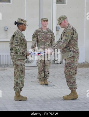 380 Air Expeditionary Wing Ehrengarde Mitglieder faltet die US-Flagge bei einem Rückzug Zeremonie an Al Dhafra Air Base gefallenen Krieger zu Ehren, Aug 3, 2018. Die Flagge wird gesenkt und einmal im Monat zu Ehren derer, die in der AOR gefallen gefaltet. Stockfoto