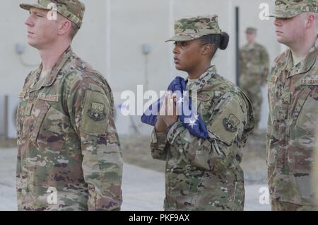 380 Air Expeditionary Wing Ehrengarde Mitglieder tragen die US-Flagge bei einem Rückzug Zeremonie an Al Dhafra Air Base gefallenen Krieger zu Ehren, Aug 3, 2018. Die 380 Air Expeditionary Wing hält einen Rückzug Zeremonie einmal im Monat alle gefallenen Krieger zu ehren. Stockfoto