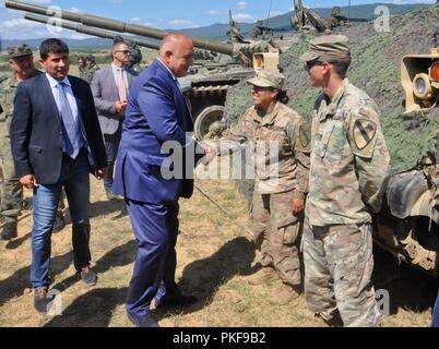 Bulgarische Ministerpräsident Bojko Borissow begrüßt US-Arm SPC. Maria Valle, North Hollywood, California native zu Alpha Company, 2nd Battalion, 5th Cavalry Regiment, 1st Armored Brigade Combat Team, 1.Kavallerie Division, bei der Abschlussfeier für Übung Platin Lion 2018 zugewiesen, eine jährliche Übung, fördert die regionale Stabilität und baut dauerhafte Beziehungen mit Partnerstaaten, Novo Selo, Bulgarien, 9. August 2018. Stockfoto