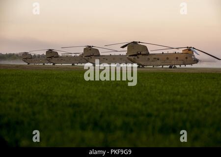 Us Army CH-47 Chinook Hubschrauber Bühne für Leapfest 2018 an der Universität von Rhode Island in West Kingston, R.I., Aug 5, 2018. Leapfest ist der größte und am längsten bestehende, internationale statische Linie Fallschirm Training und Wettbewerb veranstaltet vom 56. Truppe den Befehl, Rhode-Island Army National Guard, hohe technische Ausbildung zu fördern und Korpsgeist innerhalb der internationalen Gemeinschaft in der Luft. Über 300 Fallschirmjäger aus neun verschiedenen Ländern werden in diesem Jahr teilnehmen. Stockfoto