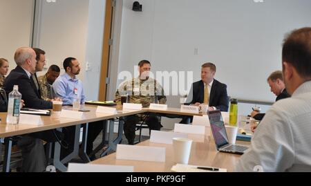 Unter Sekretärin der Armee, der Frau Abgeordneten Ryan D. McCarthy, (rechts), und Generalleutnant Eric Wesley, U.S. Army Futures Befehl Integration Management Officer, (links), Treffen mit Gründerzentren, Beschleuniger und Risikokapitalgeber bei US-Armee Futures Befehl Hauptsitz in Austin, Texas, USA, August 9, 2018. Im Mittelpunkt der Diskussion standen die Synergie zwischen der Armee und der Führungskräfte und Integration in die Kultur des jeweils anderen. Das Ziel der Gesprächsrunde war es, ältere Armee, Industrie und akademische Führungskräfte, um zu diskutieren, wie die Armee in die Innovation mit einem raffinierten proc tippen können, zu bringen. Stockfoto