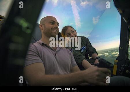 1. Lt Laney Preismodells, rechts, 74th Fighter Squadron C A-10 Thunderbolt II Pilot, beauftragt Gavin Harnett, RAND verbinden physischen Wissenschaftler, wie er in einem A-10 Simulator, Aug 8, 2018 Fliegen, bei Moody Air Force Base, Ga RAND integriert mit Moody's Rettung, Fliegen und Wartung Fachleuten aus erster Hand Luftwaffe zu prüfen. Diese Einarbeitung hilft RAND ihre Analyse letztlich zum gegenwärtigen politischen Empfehlungen zur Luftwaffe Entscheidungsträger entwickeln. Seit 1948 RAND durchgeführt Analyse für die US Air Force. Stockfoto