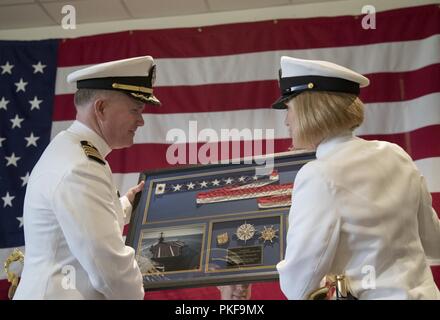 NORFOLK, Virginia (Aug. 10, 2018) Kapitän Richard McCormack, USS Gerald R. Ford's (CVN 78) kommandierenden Offizier, erhält eine Inbetriebnahme Wimpel von Command Master Chief Laura Nunley während des Schiffes ändern des Befehls Zeremonie an Vista Point. Die Änderung des Befehls Festakt ist die Zeit geehrt Naval Tradition, in der die Übertragung der Zuständigkeit, Befugnis und Verantwortlichkeit von einem Individuum auf ein anderes Individuum auftritt. Stockfoto