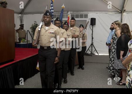 PORTSMOUTH, Virginia (Aug. 10, 2018) Der Color Guard Paraden die Farben während der USS Carter's Hall (LSD 50) Ändern des Befehls Zeremonie 12.08.10. Die Mission der Landung Schiff im Dock (LSD) ist Marine Personal zu transportieren, Landing Craft, Fahrzeuge, und Fracht und dann starten Sie Landing Craft und Hubschrauber zur Unterstützung der militärischen und humanitären Hilfsmaßnahmen. Stockfoto