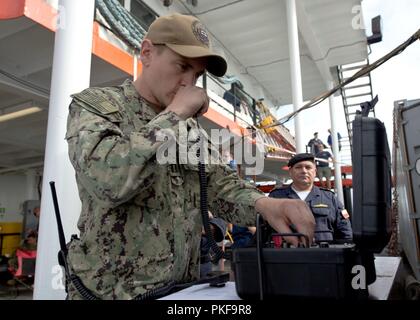 Pazifik (August 5th, 2018) Leutnant Andrew Stephenson, Undersea Rescue Befehl zugewiesen, mit einer Soundkarte betrieben Telefon mit dem chilenischen U-Boot (CS) Simpson (SS 21) während das U-Boot Rescue Übung CHILEMAR VIII kommunizieren CHILEMAR VIII ist eine bilaterale Übung für die Interoperabilität zwischen dem US-amerikanischen u-boot Rettungssysteme und Chilenischen u-Boote zu demonstrieren. Stockfoto