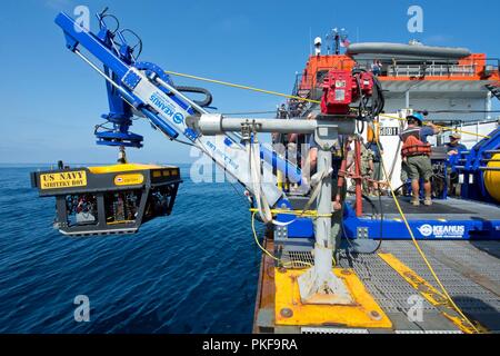 Pazifik (5. August 2018) Undersea Rescue Befehl setzt die Sibitzky Tauchroboter vom Deck des Military Sealift Command-gecharterte Handelsschiffe HOS Dominator während der u-boot Rescue Übung CHILEMAR VIII. CHILEMAR VIII ist eine bilaterale Übung für die Interoperabilität zwischen dem US-amerikanischen u-boot Rettungssysteme und Chilenischen u-Boote zu demonstrieren. Stockfoto