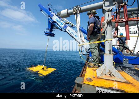 Pazifik (5. August 2018) Undersea Rescue Befehl setzt die Sibitzky Tauchroboter vom Deck des Military Sealift Command-gecharterte Handelsschiffe HOS Dominator während der u-boot Rescue Übung CHILEMAR VIII. CHILEMAR VIII ist eine bilaterale Übung für die Interoperabilität zwischen dem US-amerikanischen u-boot Rettungssysteme und Chilenischen u-Boote zu demonstrieren. Stockfoto