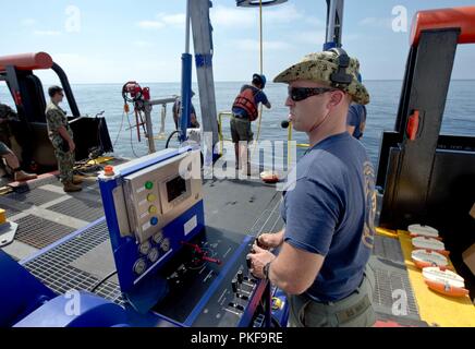 Pazifik (5. August 2018) Undersea Rescue Befehl setzt die Sibitzky Tauchroboter vom Deck des Military Sealift Command-gecharterte Handelsschiffe HOS Dominator während der u-boot Rescue Übung CHILEMAR VIII. CHILEMAR VIII ist eine bilaterale Übung für die Interoperabilität zwischen dem US-amerikanischen u-boot Rettungssysteme und Chilenischen u-Boote zu demonstrieren. Stockfoto