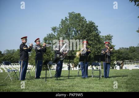 Die US-Army Band, "Pershing der Eigenen', unterstützt mit einer Kranzniederlegung am Grab von General der Armeen John Pershing in Abschnitt 34 der Arlington National Cemetery, Arlington, Virginia, 10. August 2018. Die Zeremonie war Gastgeber der ersten Armee und ihren 100. Geburtstag gedacht. Stockfoto